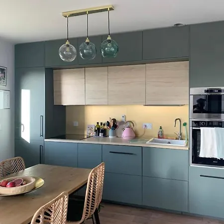 Nice 64 M With Balcony Near The Train Station Apartment *