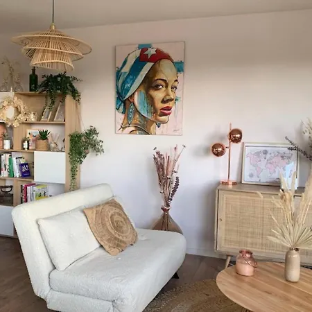 Nice 64 M With Balcony Near The Train Station