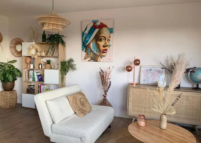 Nice 64 M With Balcony Near The Train Station