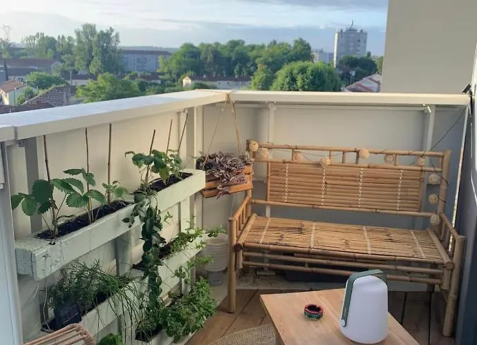 Nice 64 M With Balcony Near The Train Station