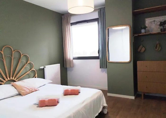 Nice 64 M With Balcony Near The Train Station