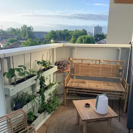 Nice 64 M With Balcony Near The Train Station
